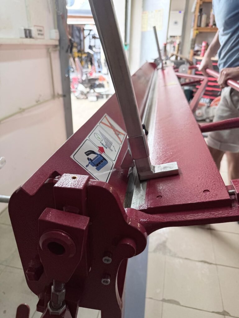 Giętarka do blachy 2140T/0,8/145 w wypożyczalni Koronowska 16